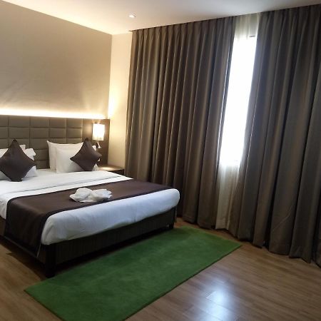 Lynq Aero Hotel Kolkata Exterior photo