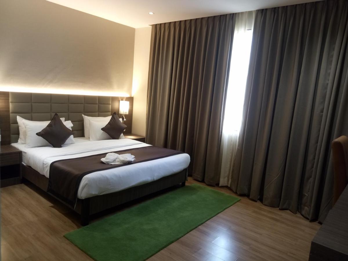 Lynq Aero Hotel Kolkata Exterior photo
